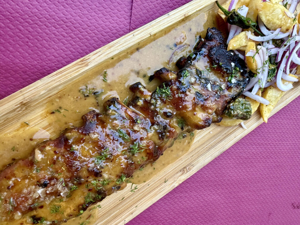 Costillar con salsa de miel y mostaza acompañado de patatas y pimientos en La Tassa Valencia – Agencia Brilla.