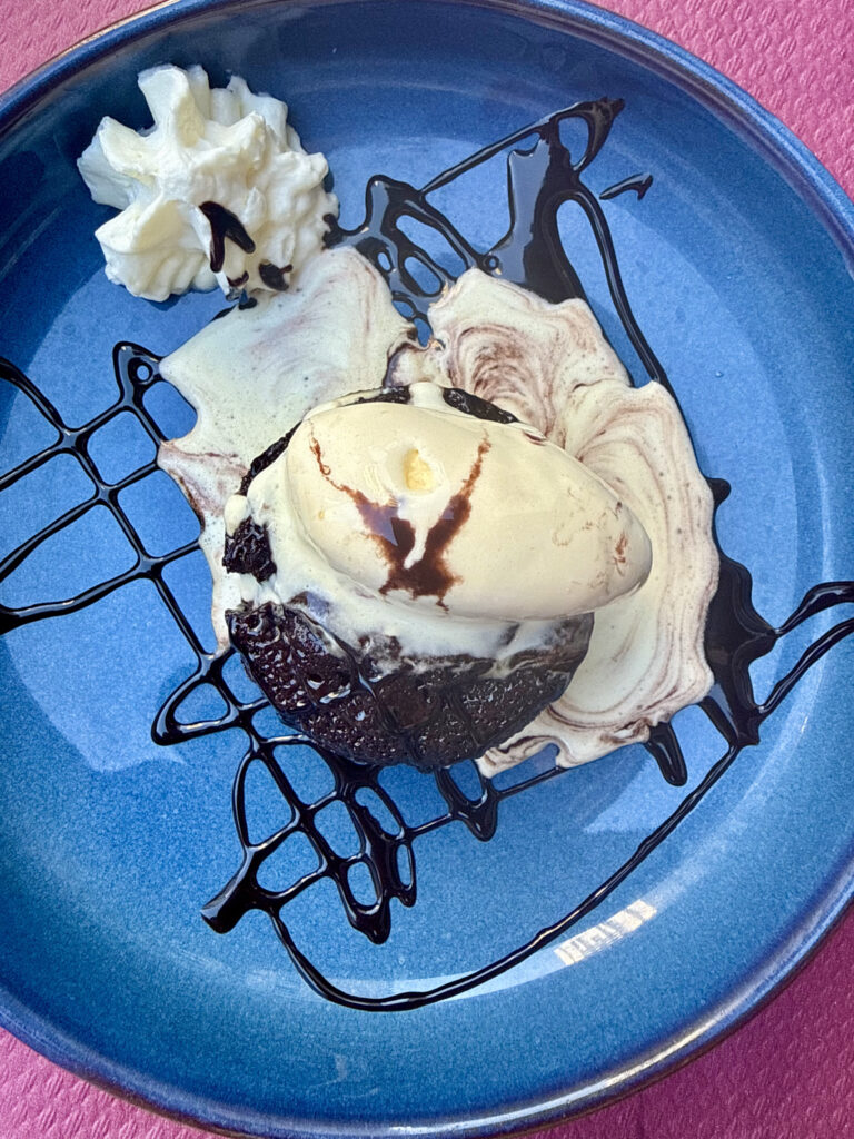 Coulant con helado de vainilla, nata y sirope de chocolate – Agencia Brilla.