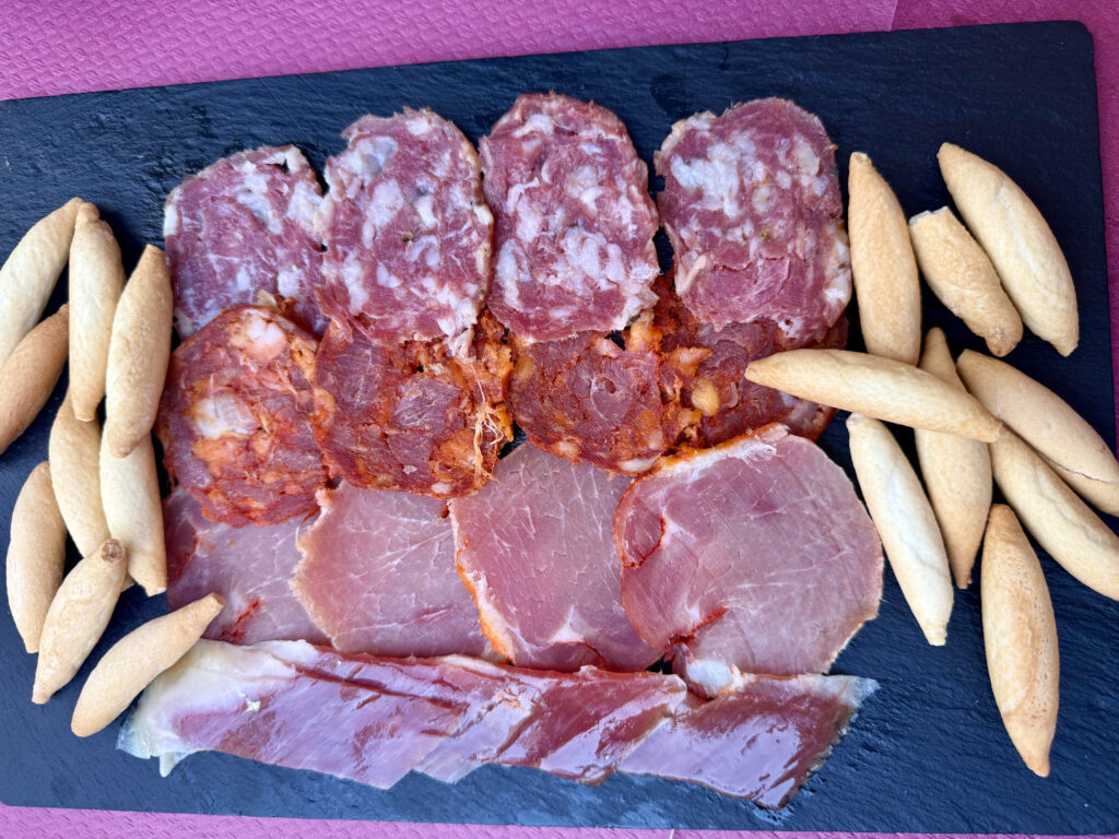 Plato de embutido ibérico con jamón, chorizo, salchichón y picos en el restaurante La Tassa de Valencia – Agencia Brilla.