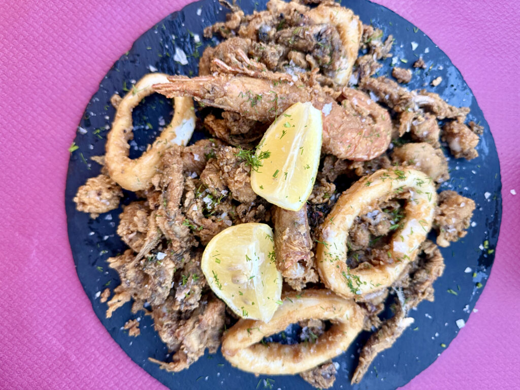 Frituras variadas de pescado y marisco con limón en el restaurante La Tassa de Valencia – Agencia Brilla.