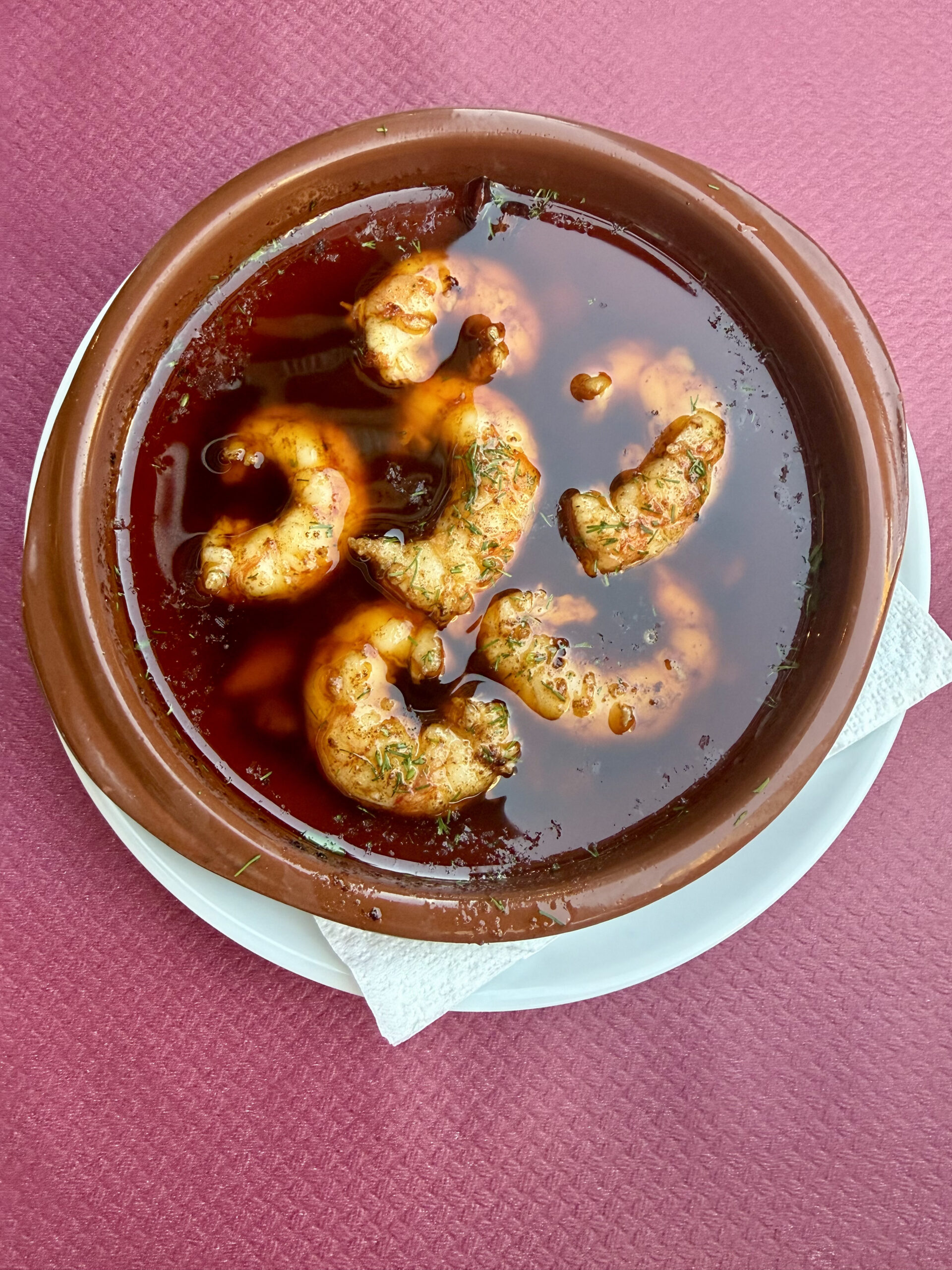 Gambas al ajillo cocinadas en aceite especiado con hierbas en cazuela de barro – Agencia Brilla.