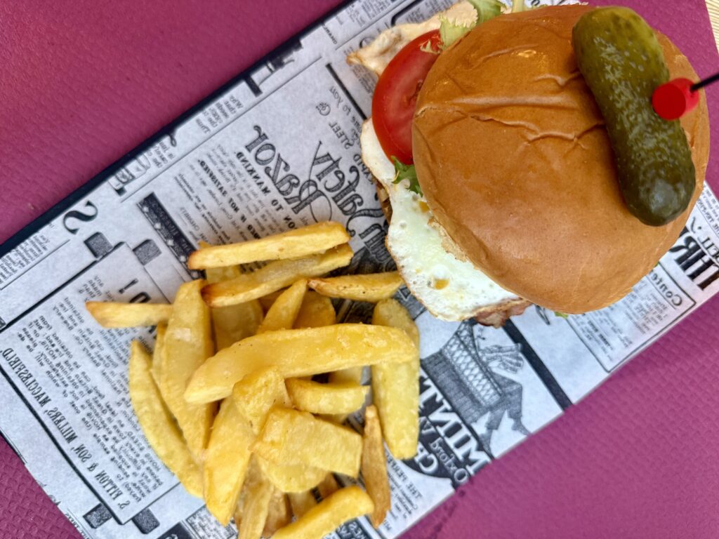 Hamburguesa gourmet con huevo, tomate, lechuga y patatas fritas en el restaurante La Tassa de Valencia – Agencia Brilla.