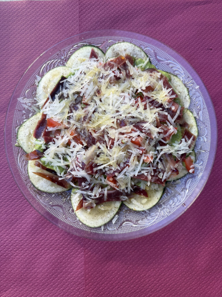 Carpaccio de calabacín con jamón ibérico y queso curado en el restaurante La Tassa de Valencia – Agencia Brilla.