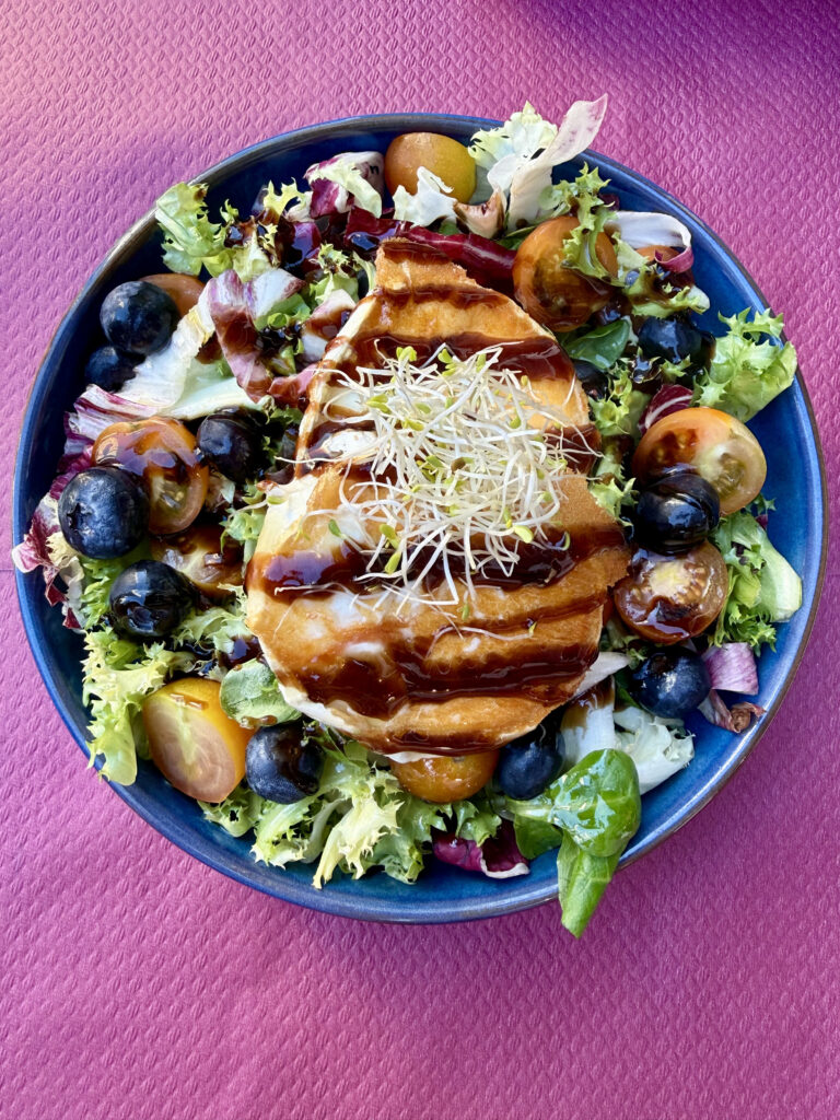 Ensalada con queso de cabra en La Tassa Valencia – Agencia Brilla.