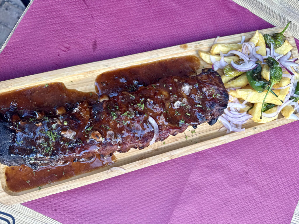 Costillar a la barbacoa con patatas, cebolla morada y pimientos en el restaurante La Tassa de Valencia – Agencia Brilla.