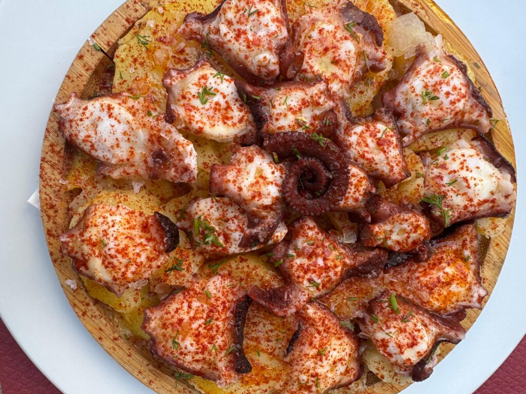Pulpo a la gallega con patata, pimentón y aceite de oliva en el restaurante La Tassa de Valencia – Agencia Brilla.
